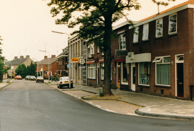 Brinkstraat 301-303 Café partycenter Vrieler met rechts slijterij Vrieler. juli 1987.jpeg