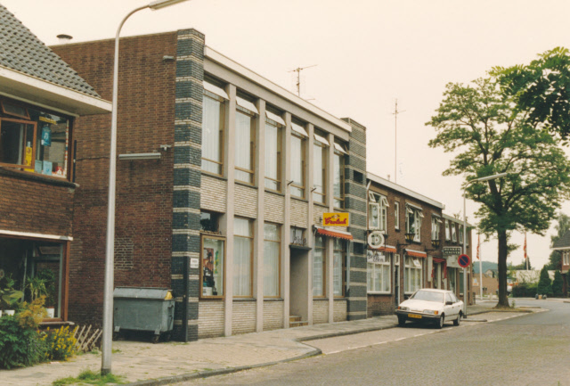 Brinkstraat 301-303 Café partycenter Vrieler met rechts slijterij Vrieler  juli 1987.jpeg