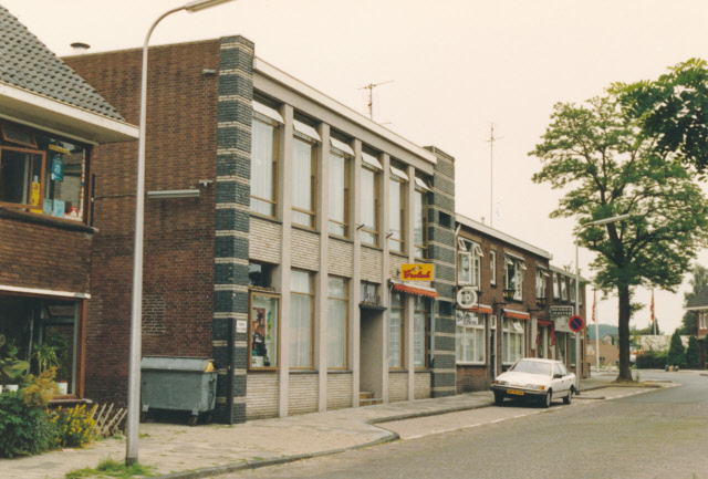 Brinkstraat 301-303 Café partycenter Vrieler met rechts slijterij Vrieler  juli 1987.jpeg