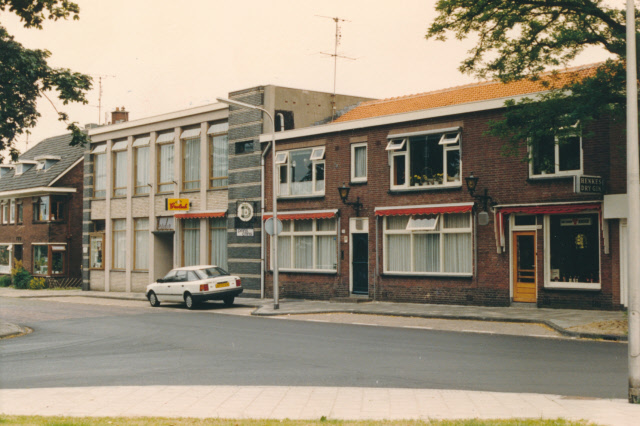 Brinkstraat 301-303 Café partycenter Vrieler met rechts slijterij Vrieler. juli 1987..jpeg