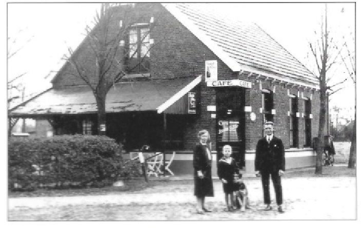 Brinkweg 2 hoek Lonneker Rondweg later Brinkstraat hoek Zuid-Esmarkerrondweg Johan Vrieler voor het vroegere cafe Lueksen Holzikerbrink 1928.jpg