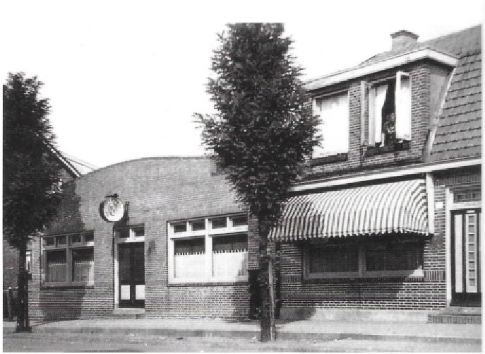 Brinkstraat 301 cafe ´n Kloet´n van F.G. Kluten in 1937 overgenomen door Johan Vrieler.jpg