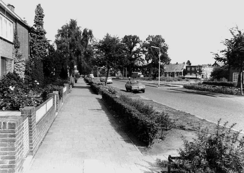 Malangstraat 8 met rechts café Lutje Beerenbroek aan de Brinkstraat 263.jpg