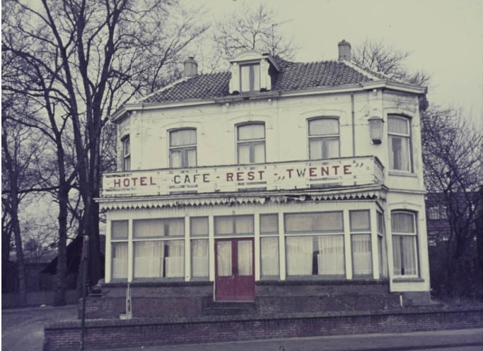 Molenstraat 3 Hotel café restaurant Twente. Voorheen kringhuis N.S.B.  1-2-1970.jpg