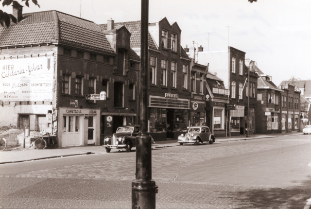 C.F. Klaarstraat 34 winkelpanden met cafetaria Ijsbar en Radioko juli 1955.jpeg