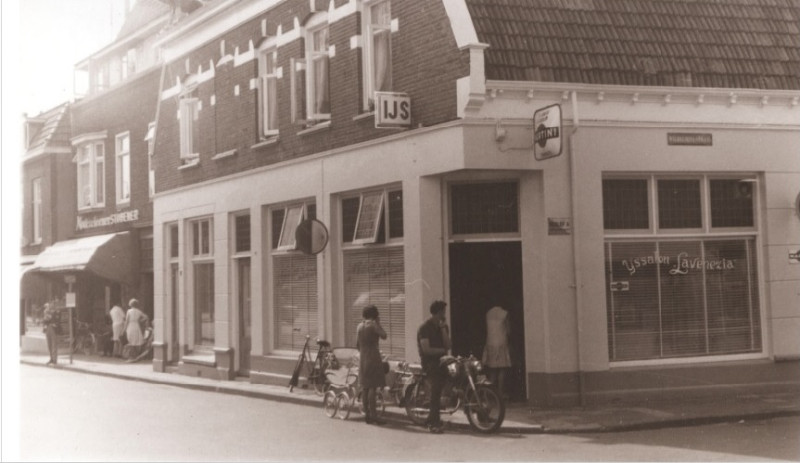 Lipperkerkstraat 23-25 hoek Wilhelminastraat  ijssalon La Venezia 1967.jpg