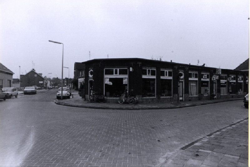 Lipperkerkstraat 244-246 Hoek Oostveenweg met fietsenwinkel en cafetaria Post 13-9-1984.jpg