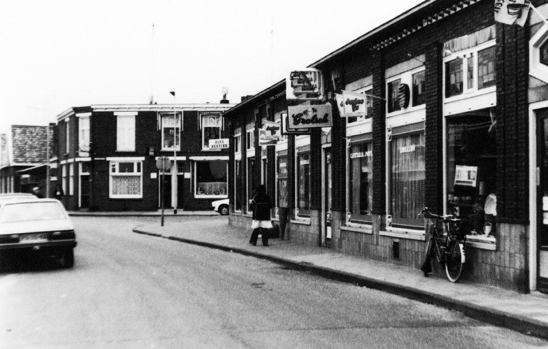 Lipperkerkstraat 244-246  Cafetaria Post,op de hoek met de Oostveenweg 1982.jpg