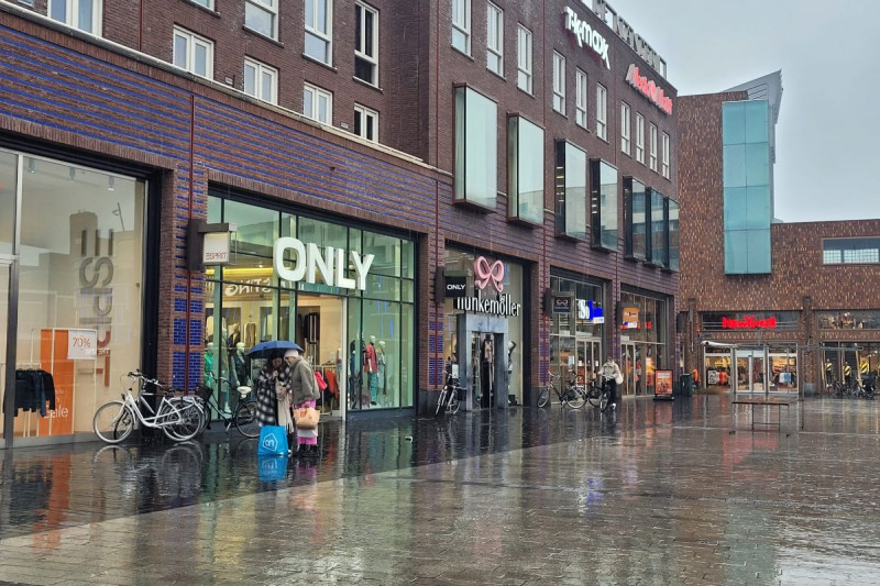 Het van Heekplein in de regen.jpeg