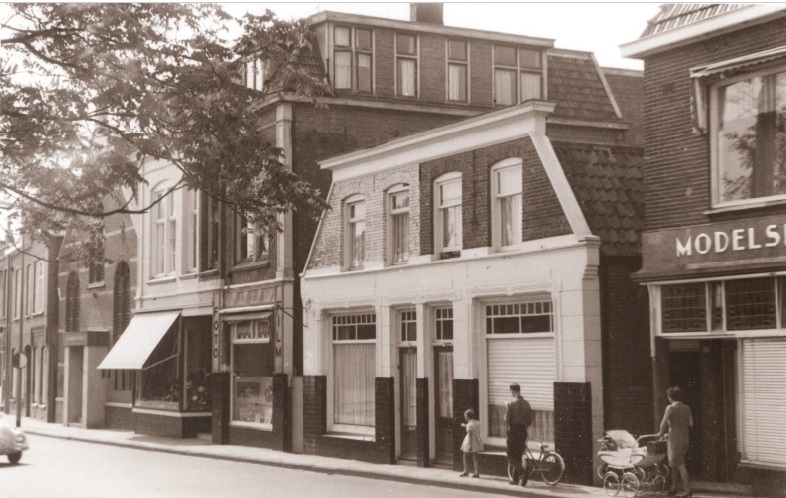 Lipperkerkstraat 7 fotozaak en 9-11 winkels 1967.jpg