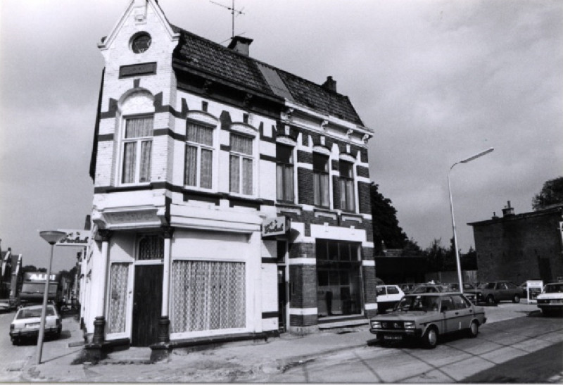 Lipperkerkstraat 65 en 67 kruising met C.J. Snuifstraat,met café en supermarkt Aldi 13-9-1984.jpg