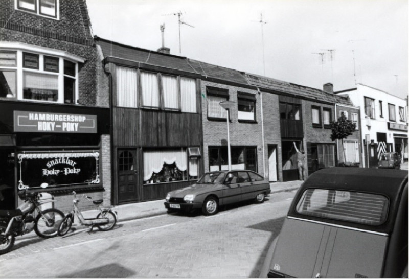 Lipperkerkstraat 121 Snackbar Hoky Poky, aantal woningen en rechts nr. 137 Becker glas en verf 13-9-1984.jpg
