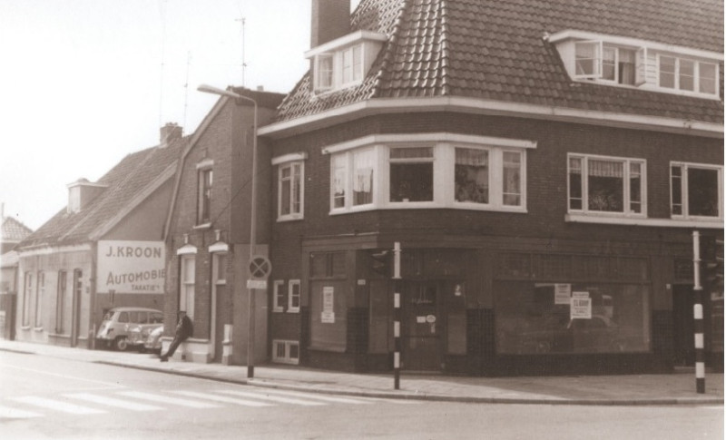 Lipperkerkstraat 193-201 hoek Oliemolensingel 40 hoekpand later Hotel Lasscher en links autohandel J. Kroon 1967.jpg