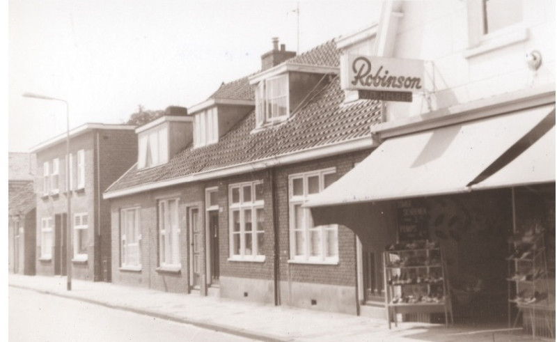 Lipperkerkstraat 261-263 woningen en schoenenwinkel J.M. Helder 1967.jpg