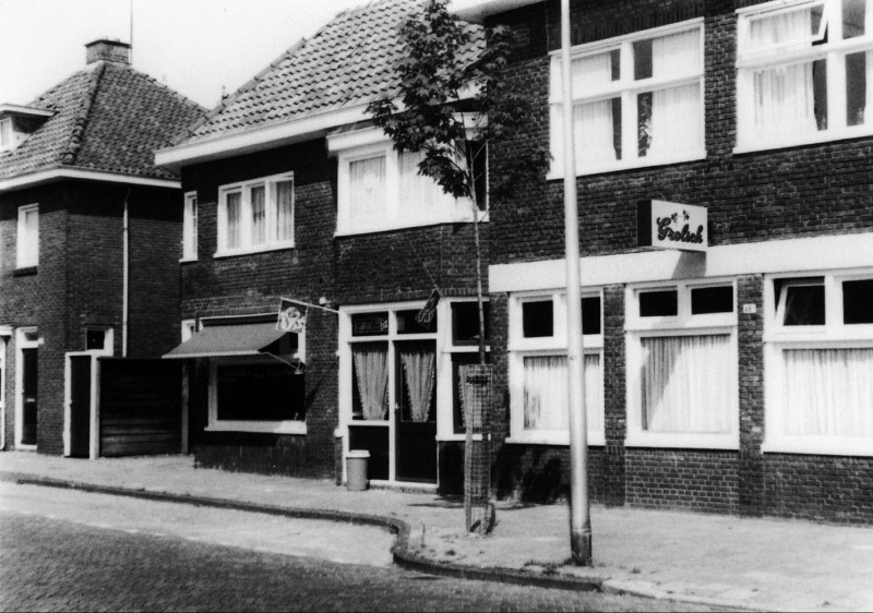 Lipperkerkstraat 481 hoek Siemensstraat Café van den Berg later cafe de Velve van A. Bouwmeester, foto juli 1983..jpg