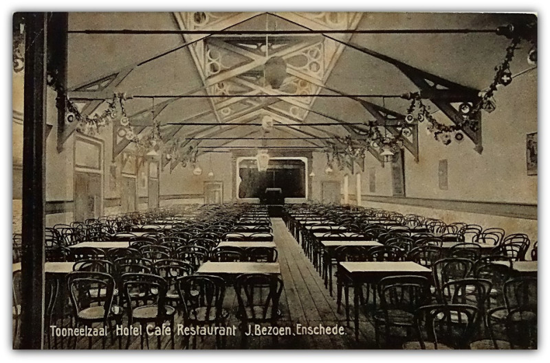 Haaksbergerstraat 71 Hotel cafe restaurant J.  Bezoen toneelzaal.jpg