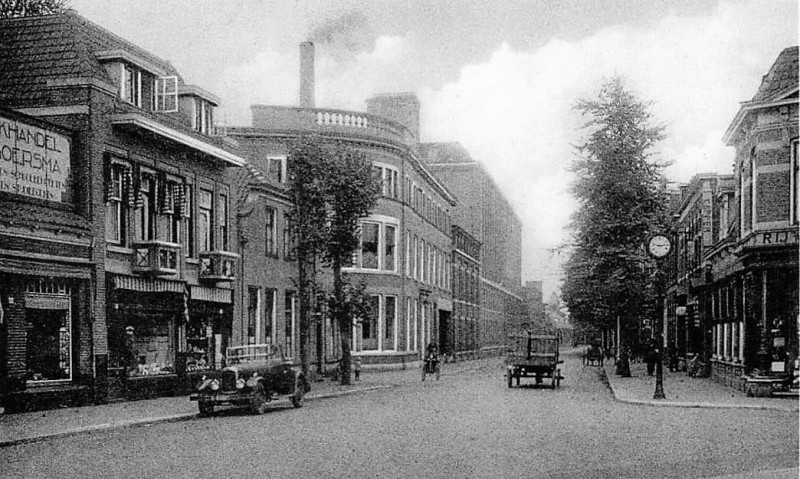 Haaksbergerstraat 80 hoek Emmastraat 1 rechts rijwielzaak Wevers. Links Koningstraat en kantoor Scholten.jpg