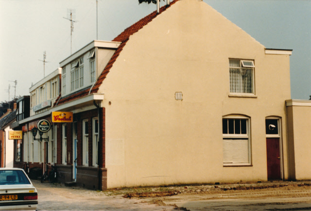 Haaksbergerstraat 283-285 Café biljart Petra met café biljarthandel Altena aan de linkerkant. aug. 1987.jpeg