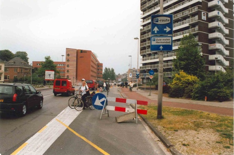 Haaksbergerstraat 55 Gezien in de richting van de Ripperdastraat, rechts het Dish hotel. mei.jpg