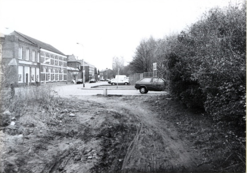 Tweede Emmastraat 1-3 Vanaf Zwedeweg 8 met links Huishoudmarkt Slot 1990. vroeger confectiebedrijf Gebr Brasz en cafe Voetbalzicht.jpg
