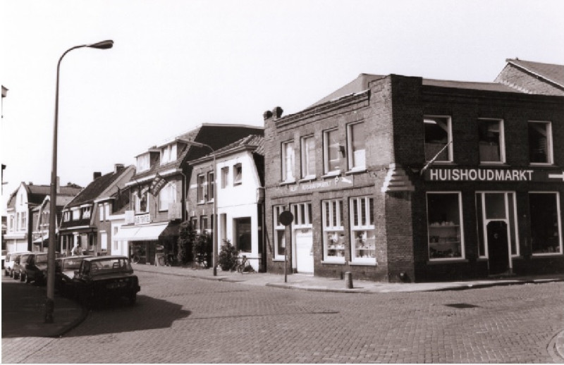 Tweede Emmastraat 1 hoek Zwedeweg 8 met zicht op o.a. Slot Huishoudmarkt 5-6-1996 vroeger Confectiefabriek Gebr. Brasz en nog vroeger cafe Voetbalzicht.jpg