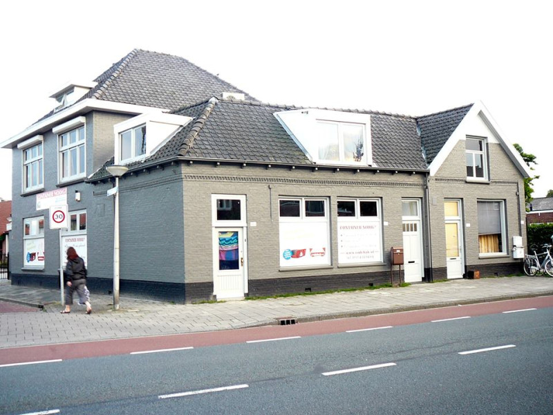 Haaksbergerstraat 383 vroeger 341 hoek Ypkemeulestraat vroeger cafe Harry ter Mors en later B.J. Schievels later vestiging containerverhuur Rode Bak.jpg