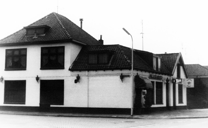 Haaksbergerstraat 383 vroeger 341 Nachtclub Biblos op de hoek met de Ypkemeulestraat.Voorheen het Witte Paard 1968.jpg