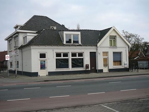 Haaksbergerstraat 383 hoek Ypkemeulestraat vroeger cafe Schievels later pand containerverhuur.jpg