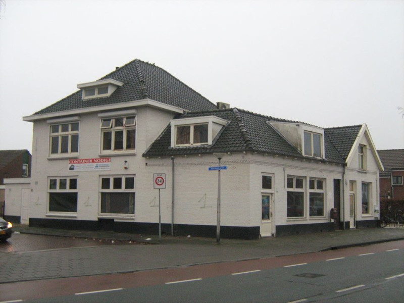 Haaksbergerstraat 383 hoek Ypkemeulestraat vroeger cafe Schievels later vestiging containerverhuur Rode Bak.jpg