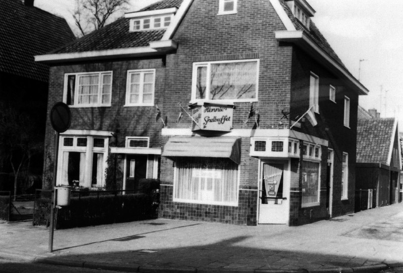 Haaksbergerstraat 508 Cafetaria Hennie's Snelbuffet op de hoek met de Stevenfennestraat 1974.jpg