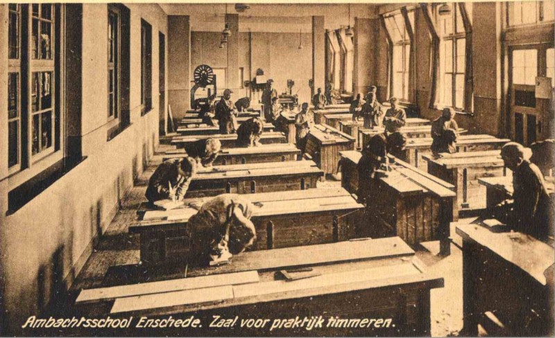 Interieur Ambachtsschool, zaal voor praktijk timmeren.  Datering 1930.JPG