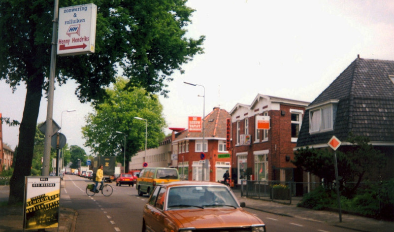 Haaksbergerstraat 303 Kruising met de B.W.ter Kuilestraat en de Burgermeester Jacobsstraat.Met snackbar Sorrento op de hoek.jpg