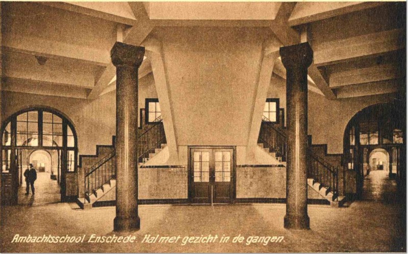Interieur Ambachtsschool, hal met zicht in de gangen.  Datering 1930.JPG