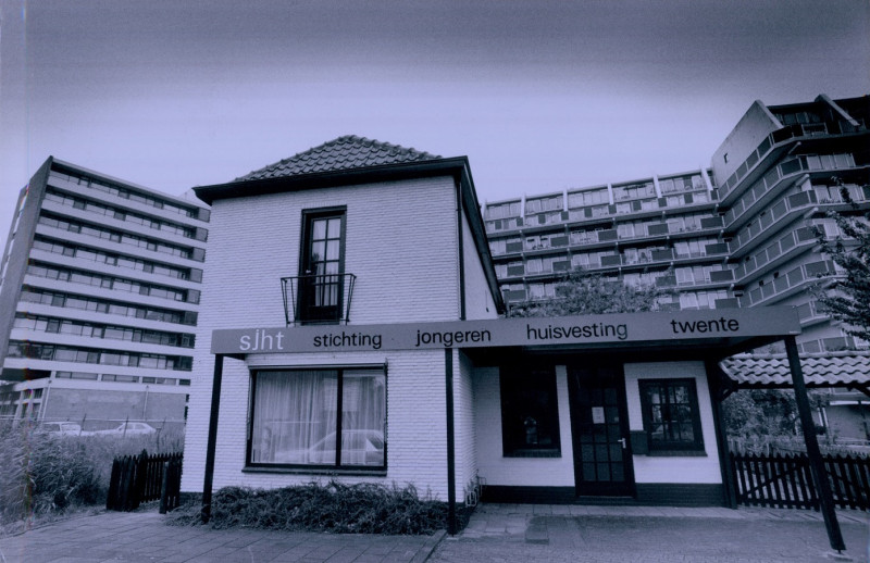 Haaksbergerstraat 182 kantoor Stichting Jongeren Huisvesting Twente (SJHT) met Veldkampflat (links) en Zuiderspoorflat op achtergrond.jpg