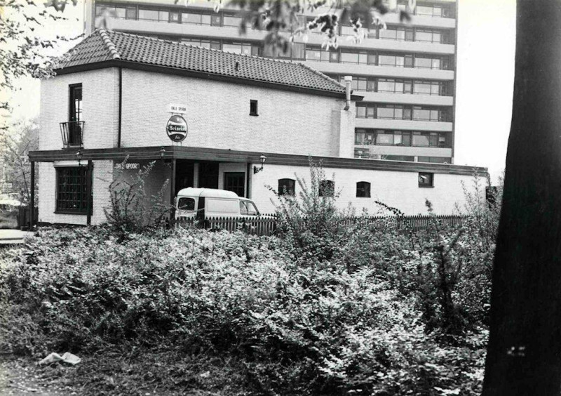 Haaksbergerstraat 182 Cafe Lunchroom 't Oale Spoor. Later Stichting Jongeren Huisvesting Twente.  achtergrond Aldiflat..jpg