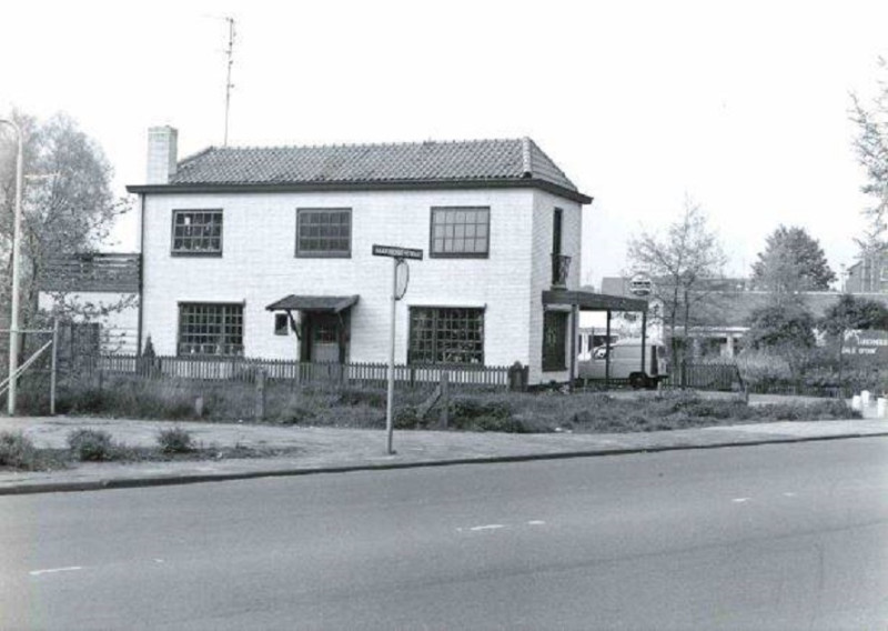 Haaksbergerstraat 182 Cafe Lunchroom 't Oale Spoor. Later Stichting Jongeren Huisvesting Twente.  achtergrond. Aldiflat..jpg