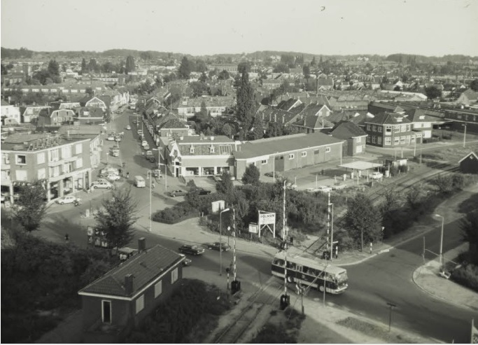 Haaksbergerstraat 182 cafe lunchroom 't Oale Spoor bij overweg N.S. Zuid en Wooldriksweg en Industriestraat gezien vanaf studentenflat. 9-9-1971.jpg