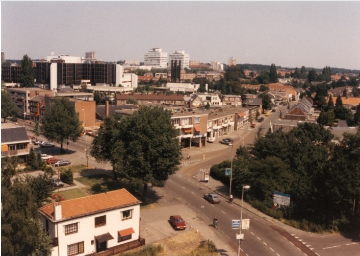 Haaksbergerstraat 182 T.h.v. café 't Oale Spoor,met in oostelijke richting Wooldriksweg, met op de achtergrond het M.S.T. 1990.jpg