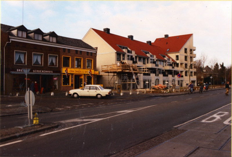 Haaksbergerstraat 98 Aanbouw loopbrug ziekenhuis M.S.T. Medisch Spectrum Twente t.h.v. de Stadsweide, links Drenth schoenenhuis, ook met snackbar JOKA snacks later eethuis Zeytin 1990.jpeg
