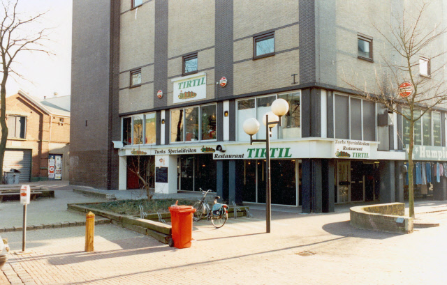 Korte Haaksbergerstraat 3 Flat met op de begane grond een Turks specialiteiten restaurant Tirtil.jpeg