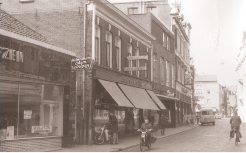 Haaksbergerstraat 18-22  stomerij Roeloffzen, boekhandel Adolfs en Pennink muziekwinkel Demoed, winkel de Zevenmijls 1967.jpg
