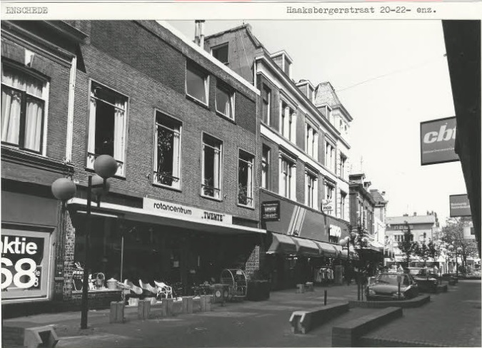 Haaksbergerstraat 20, 22 Winkelpanden in de richting van kruispunt De Graaff. 22-5-1980.jpg
