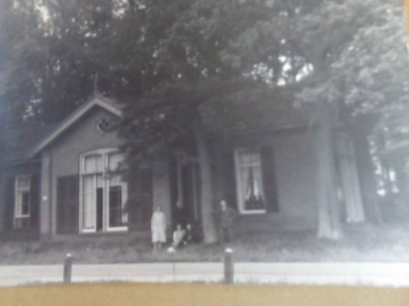 Haaksbergerstraat 707 De Koepel met Oma van Haeften en familie Nol en Aag uit Amsterdam. 1941.jpg