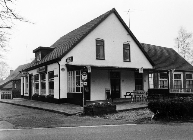 Usselerhofweg 5 Café restaurant Hanninkshof naast makelaardij J.Meerman te Usselo 1983.jpeg