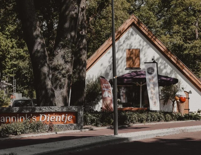 Usselerhofweg 5 ijssalon en streekwinkel Hannink´s Dientje.jpg