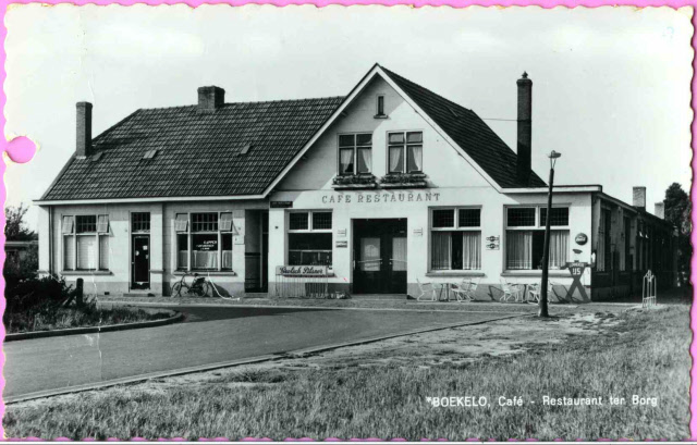 Dirk Papestraat 30 vroeger Weleweg 30 Boekelo café-restaurant Ter Borg en kapsalon Brink 1955.jpeg