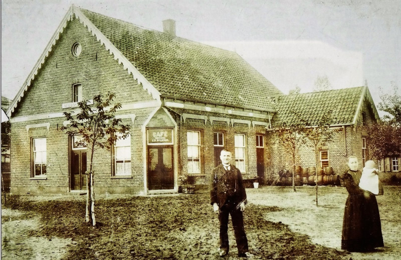 Beckumerstraat 2 Cafe Biljart Hulscher gelegen naast het station Boekelo omstreeks 1920.jpg