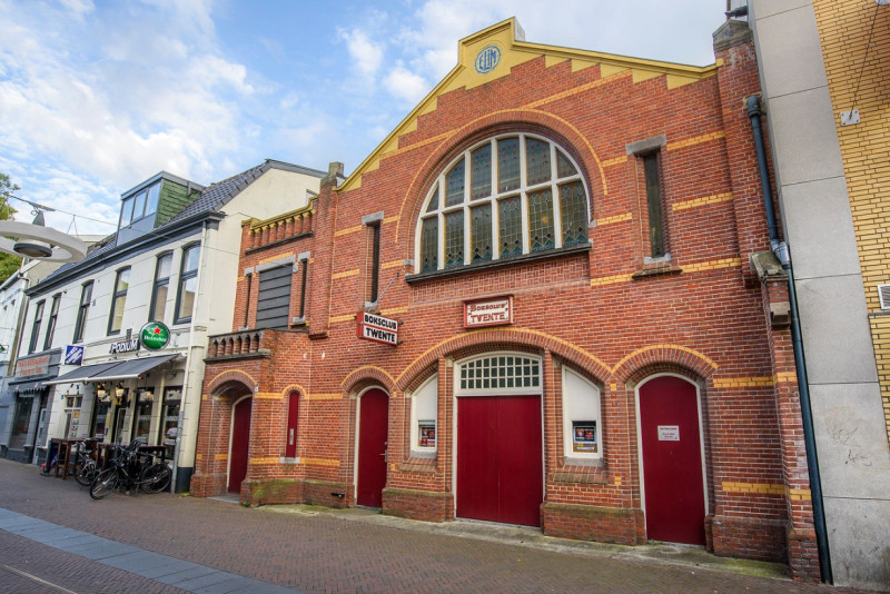 Noorderhagen 16. Vroeger een kerk, nu al jaren het onderkomen van Boksclub Twente. © Reinier van Willigen.jpg