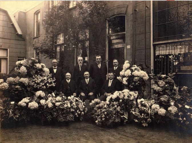 Parkweg 39 Hotel Restaurant Wevers, thans Rodenbach ter ere van het 50-jarig jubileum van het Ambachtsfonds (1878-1928). Staande 2e van rechts A.H.J. Coppes (huisarts).jpg