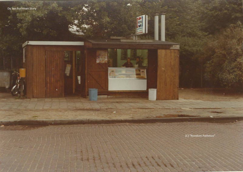 Volksparksingel 14 Arie's patatkraam. dit was de eerste locatie tegen het Volkspark...achter de bebossing zat de kantine van PW...jpg